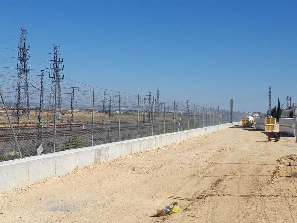 Valla simple torsión sobre muro de hormigón