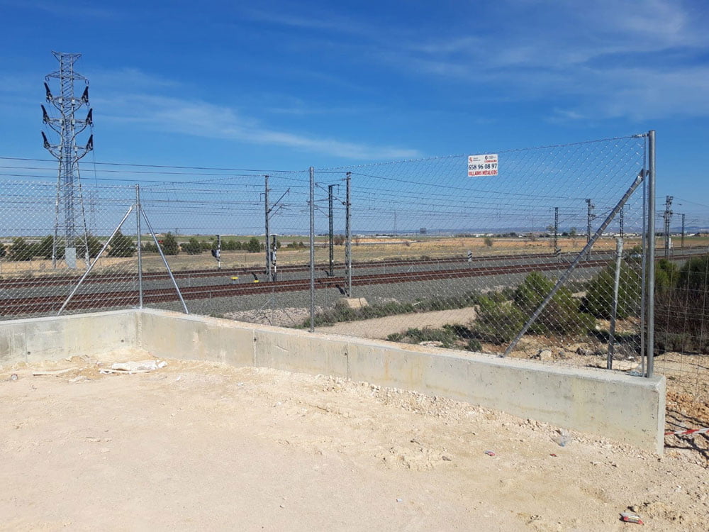 Valla simple torsión sobre muro de hormigón en Albacete