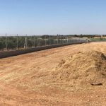 Vallado con muro de bloques en explotación agraria de Almansa