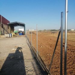 Malla con cimentación corrida en Las Pedroñeras, Cuenca